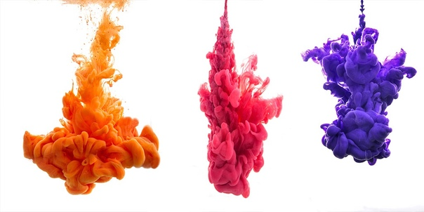 Дымовая шашка на белом фоне