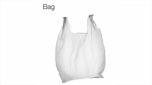 Полиэтиленовый пакет на белом фоне