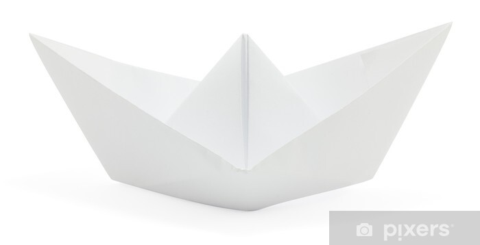 Бумажный кораблик на белом фоне