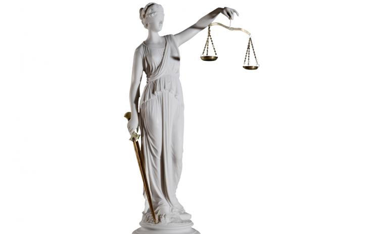 Богиня Фемида статуя