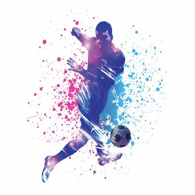 Футболист на белом фоне