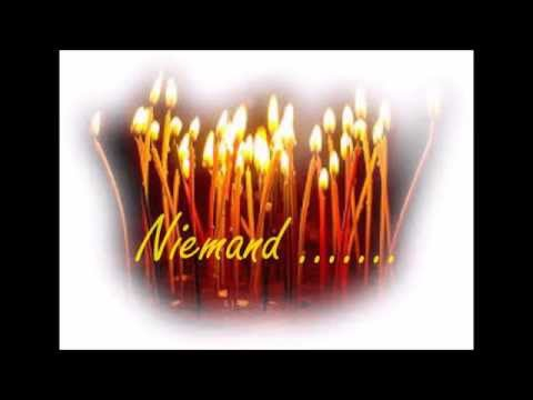 Горящая церковная свеча на прозрачном фоне