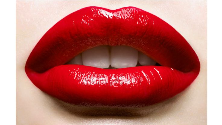 Красные губы на белом фоне