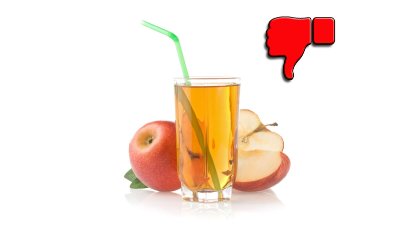 Яблочный сок на белом фоне