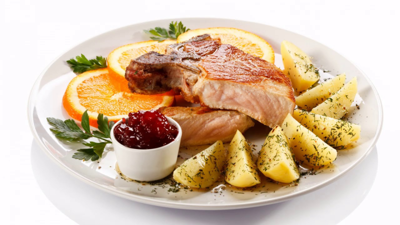 Вкусная еда на белом фоне