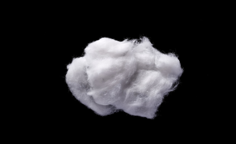 Вата на белом фоне