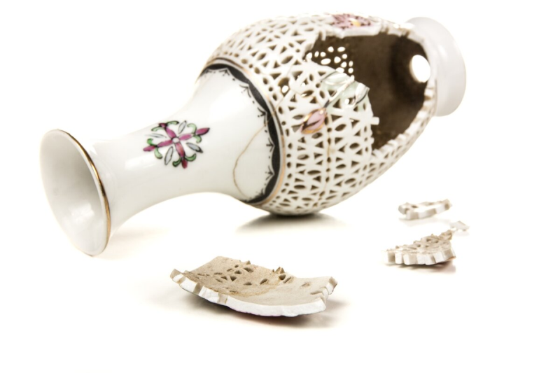 Разбитая ваза на прозрачном фоне