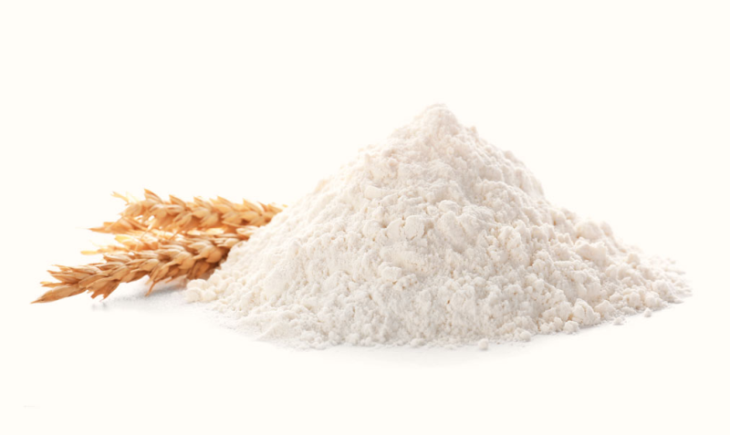 Мука пшеничная на белом фоне