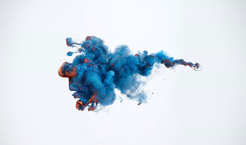 Дымовая шашка на белом фоне