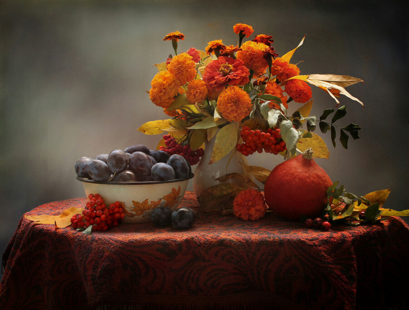 Натюрморт с цветами и фруктами
