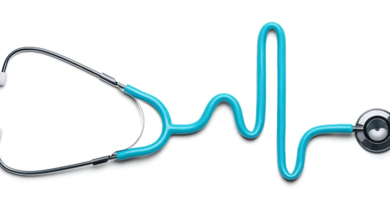 Фонендоскоп на белом фоне