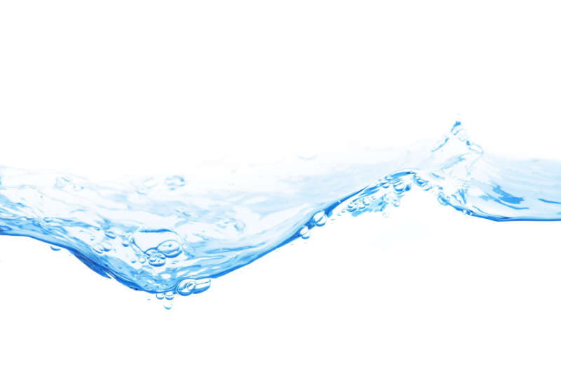 Брызги воды на белом фоне