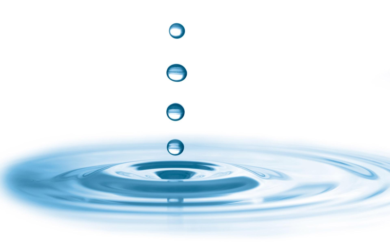 Капли воды на белом фоне