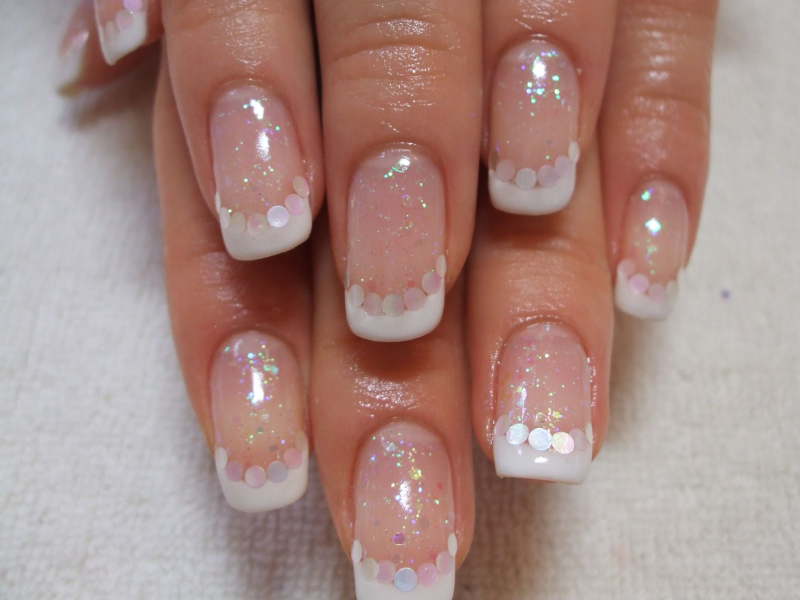 Французский маникюр со снежинками