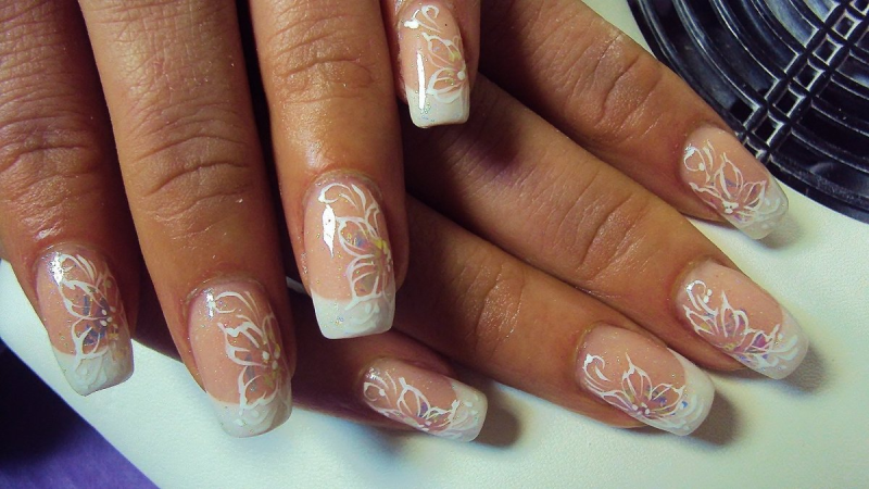 Французский маникюр с узором