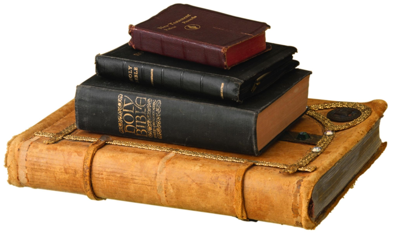 Старинные книги на прозрачном фоне