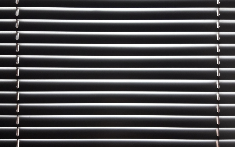 Жалюзи черные горизонтальные