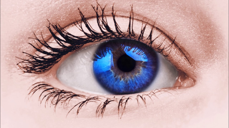 Красивые голубые глаза