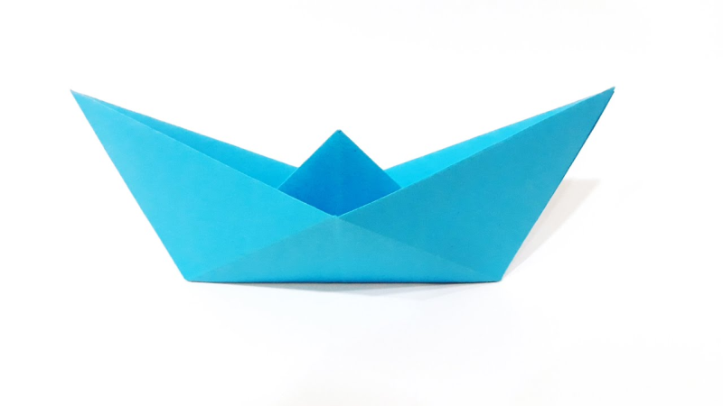 Ребенок с бумажным корабликом