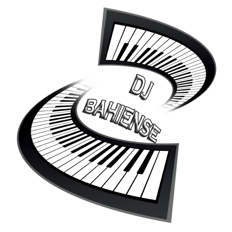 Рояль на белом фоне