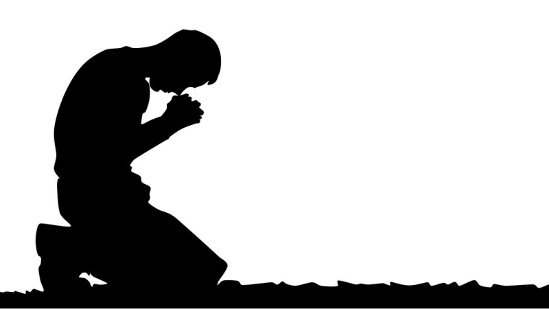 Человек молится на коленях силуэт