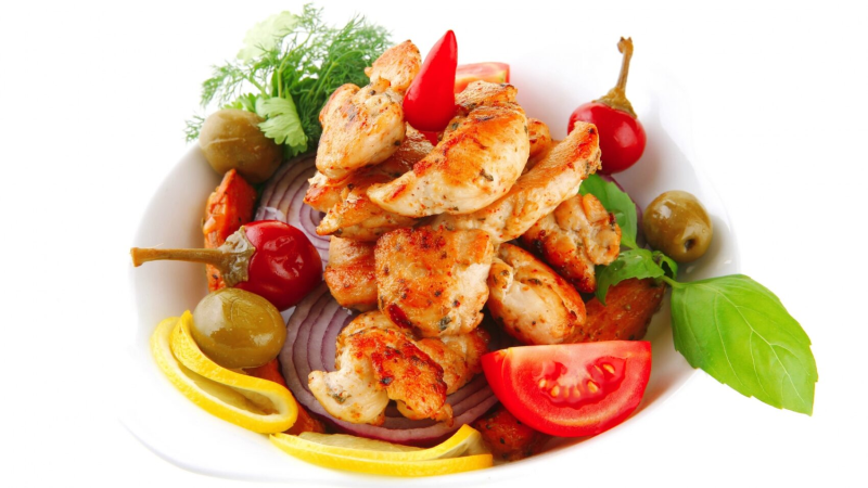 Вкусная еда на белом фоне