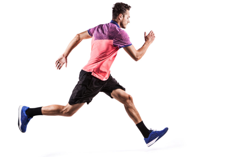 Мужчина бежит на белом фоне
