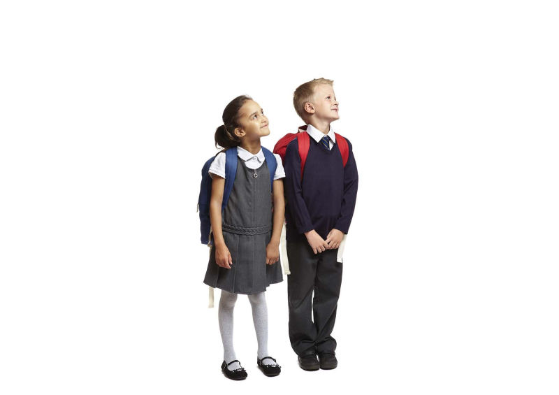 Дети в школьной форме на белом фоне