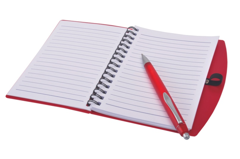 Блокнот с ручкой