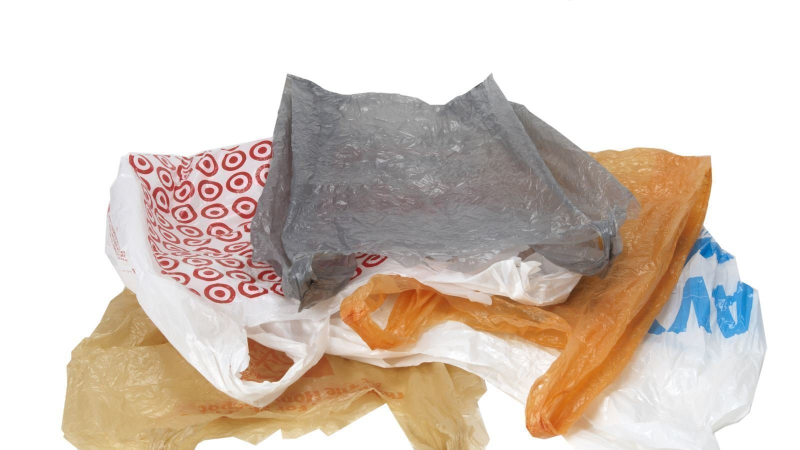 Пластик отходы на белом фоне