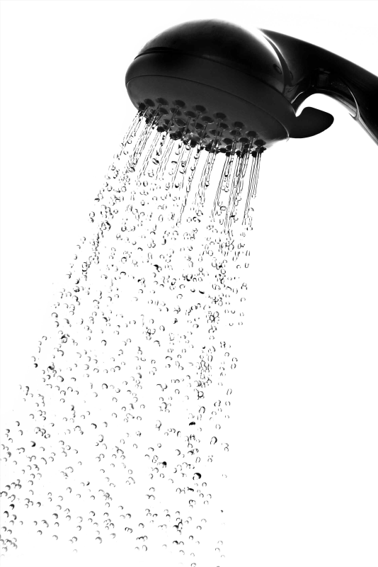 Душевая лейка на белом фоне