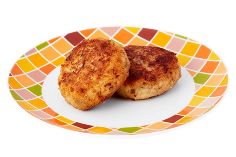 Котлеты на тарелке на белом фоне