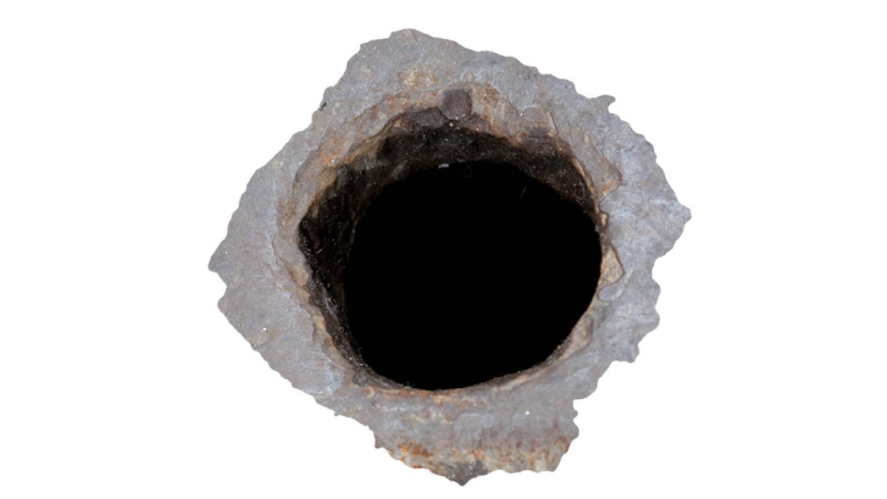 Дыра на белом фоне