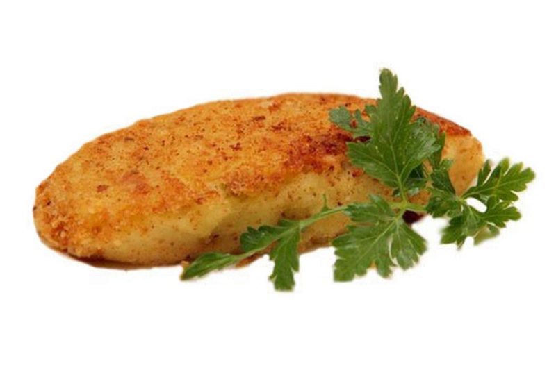 Рыбные котлеты на белом фоне