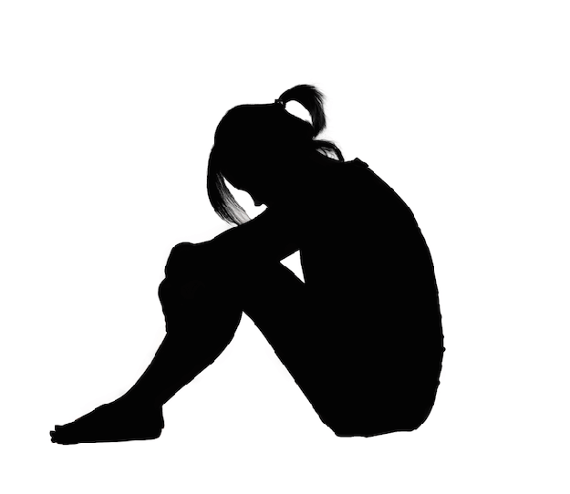 Силуэт сидящей девушки