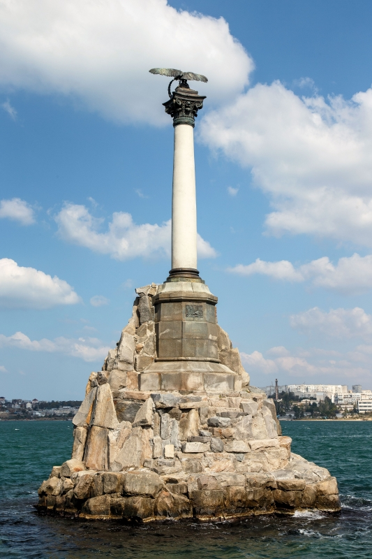 Маяк затонувшим кораблям Севастополь