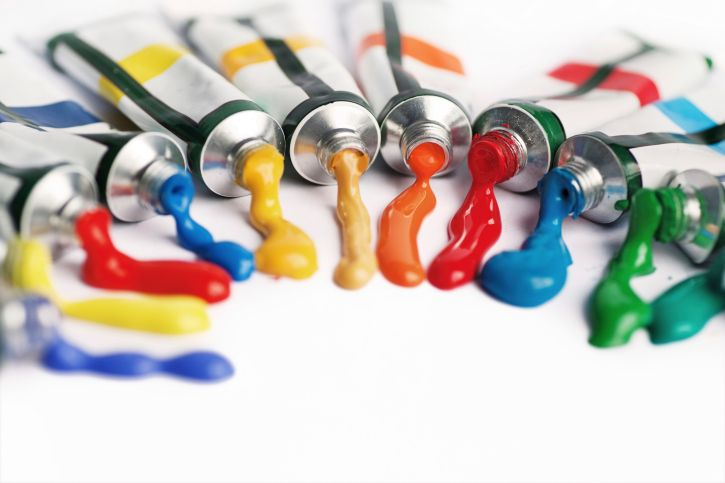 Тюбик краски на белом фоне