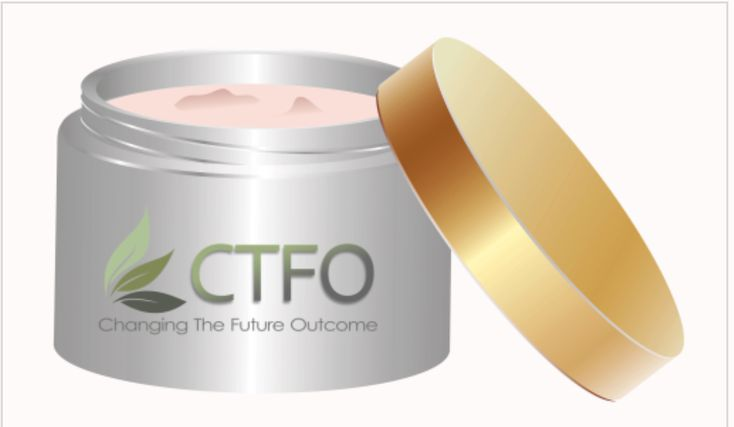 Баночка крема на прозрачном фоне