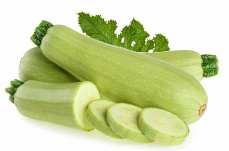 Кабачок на белом фоне