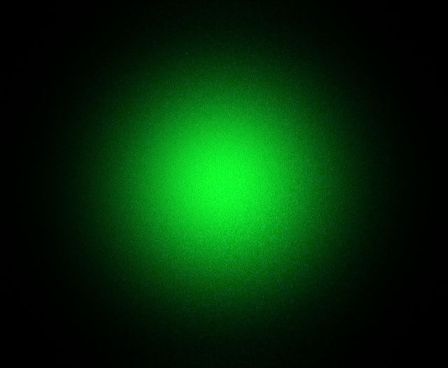 Зеленое свечение на черном фоне