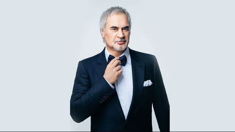 Валерий Меладзе на белом фоне