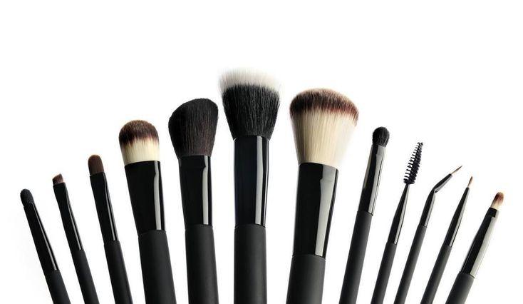 Кисточка для макияжа на белом фоне