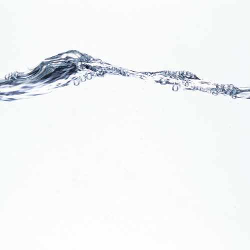 Струя воды на прозрачном фоне