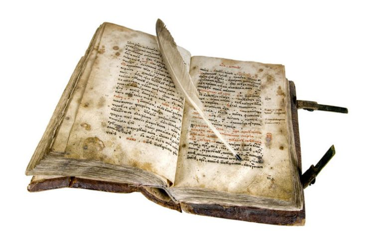 Старинная книжка на белом фоне