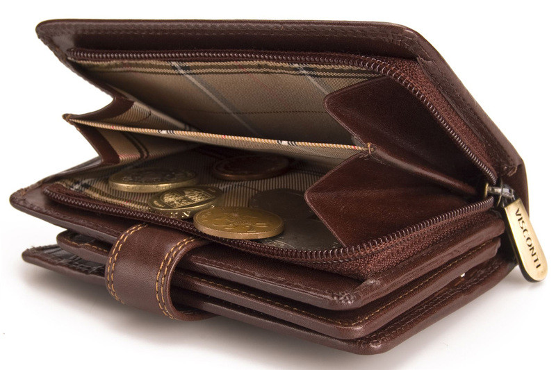 Кожаный кошелек с деньгами