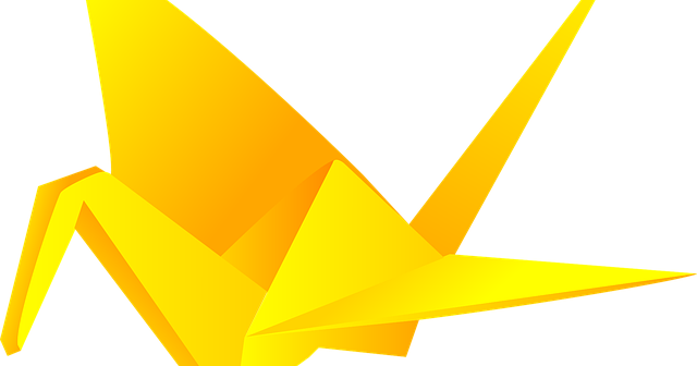 Бумажный Журавлик на прозрачном фоне