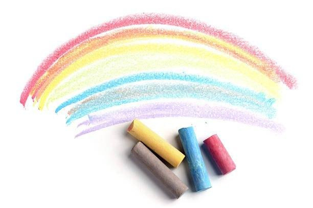 Рисование мелками на белом фоне