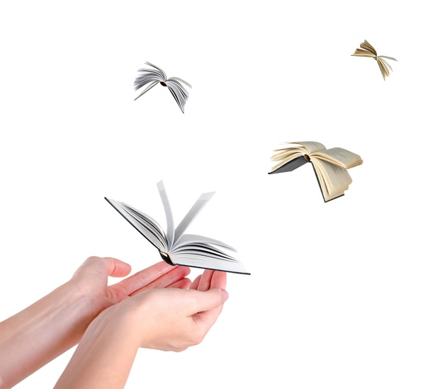 Книжки летят на прозрачном фоне