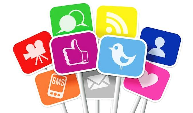 Социальные сети на белом фоне