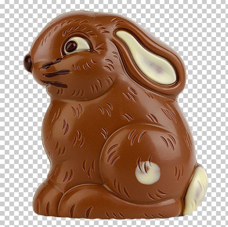 Ребенок с шоколадной фигуркой